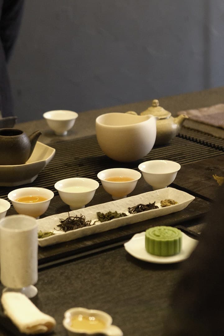 Tea table with tasting cups and cha dian.